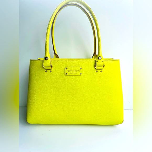 kate spade Handbags - Kate Spade purse in “lime slice” pebbled leather